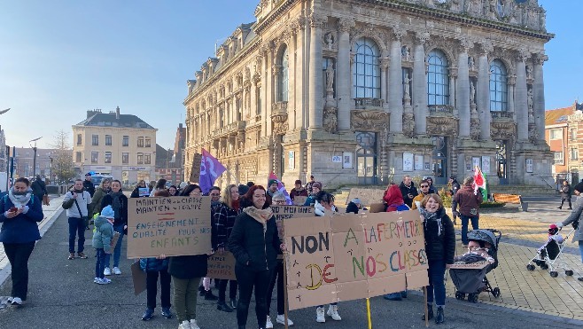 A Calais, une cinquantaine de parents d'élèves, leurs enfants et instituteurs ont manifesté contre les fermetures de classes.