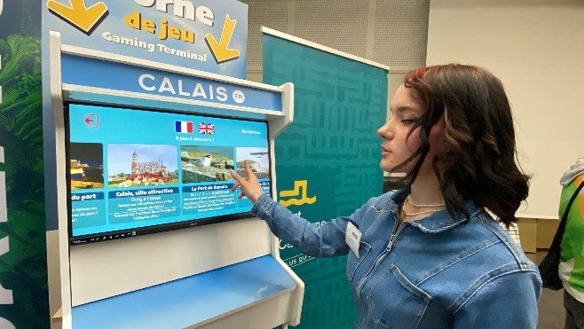 Le port de Calais installe deux bornes de jeux d'Arcade créées par les jeunes du SAS Coluche. 