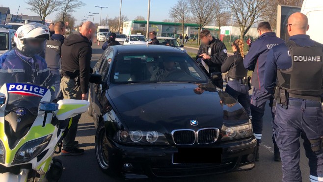 Calais: opération de police et des douanes au Beau Marais