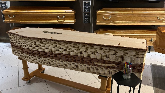 Un cercueil habillé d'osier crée par une vannerie de la Somme