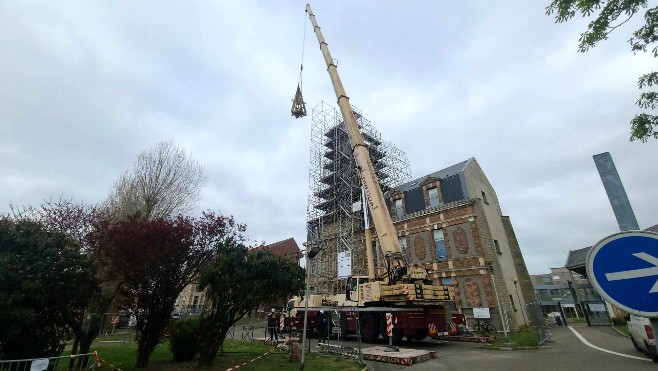 Boulogne: le clocheton de l'EHPAD Saint-Louis a été déposé, une opération impressionnante