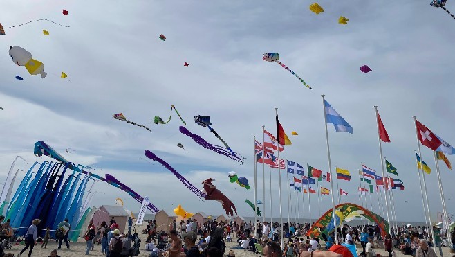 Berck-sur-mer : déjà plus de 100 000 personnes attirées par les Rencontres Internationales de Cerfs-Volants !