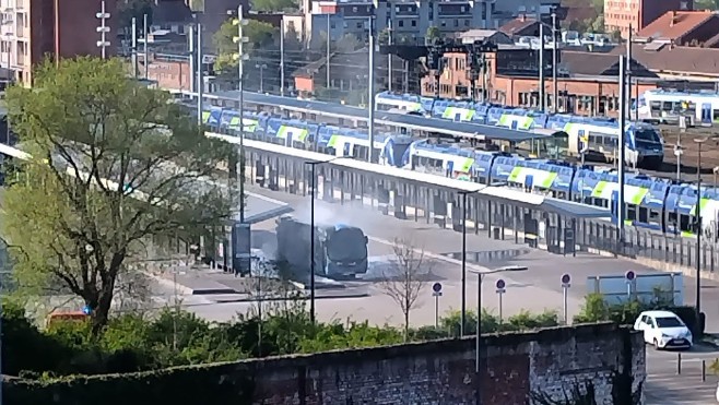 Un bus détruit par les flammes à côté de la gare de Dunkerque