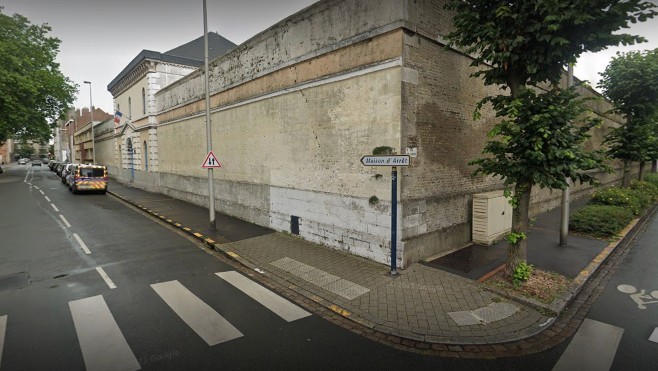 Des pierres et des pavés jetés durant la nuit dans la cour de la prison de Dunkerque !