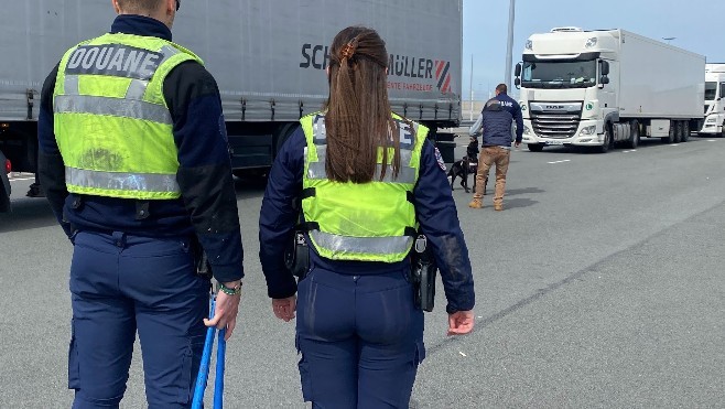 Au port de Calais, policiers et douaniers luttent ensemble contre le trafic de stupéfiants...