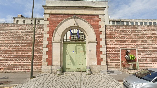 Amiens : le véhicule d’une surveillante pénitentiaire dégradé durant la nuit.