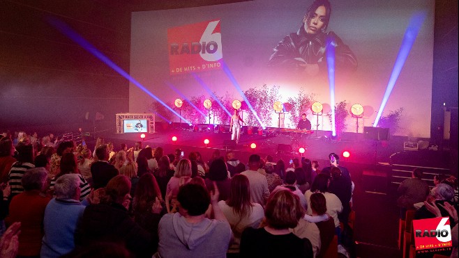 Showcase enflammé pour Amel Bent devant 300 auditeurs de RADIO 6 !