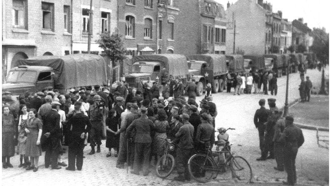 Coudekerque-Branche : 400 drapeaux, une stèle et un poème revisité de Paul Eluard placardé à l'entrée de l'Ecole pour les 80 ans de la Libération ! 