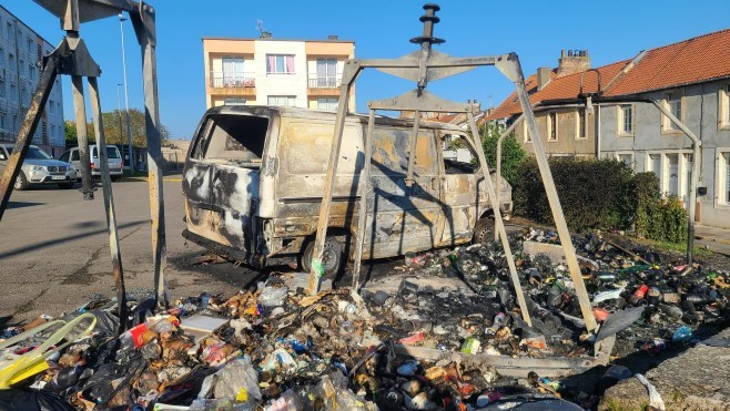Boulogne-sur-Mer: un véhicule détruit par les flammes rue du val Saint-Martin