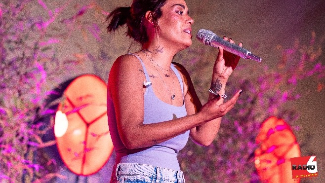 Amel Bent en showcase avec Radio 6 au Pathé Cité Europe, découvrez les photos !