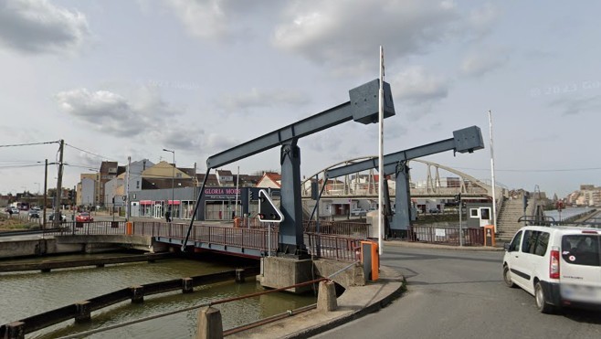 Calais: le pont Curie bloqué en position haute ce lundi après-midi