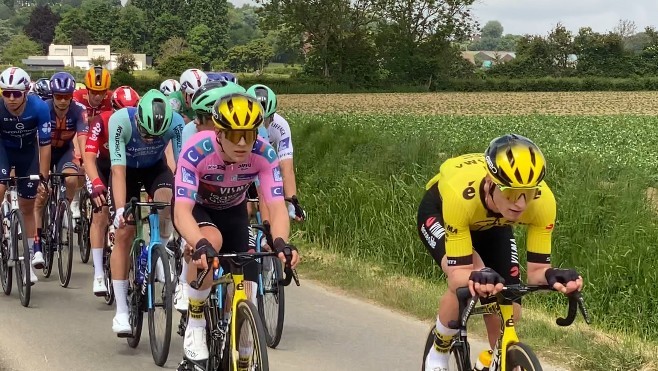 4 Jours de Dunkerque : 3 coureurs dont le maillot rose, victimes d'une grave chute à Cassel !