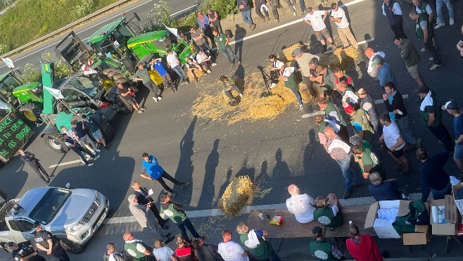 L'A25 toujours occupée par les agriculteurs à Steenvoorde