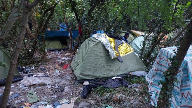 Démantèlement d'un camp de migrants à Calais, plusieurs tonnes de déchets évacuées