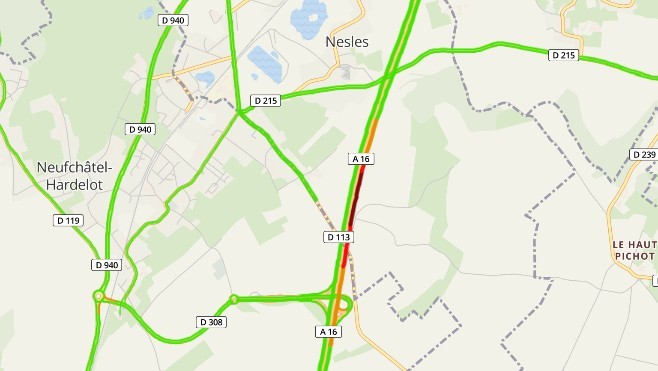 Un camion en portefeuille, l'autoroute A16 coupée à hauteur de Nesles