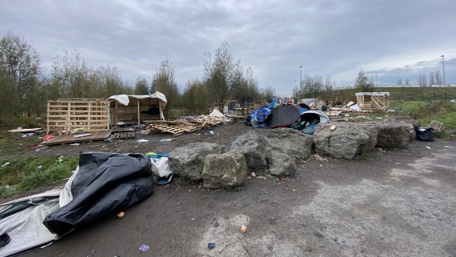 La ville de Calais et l'agglomération n'ont pas l'obligation de mieux ramasser les déchets près des camps de migrants.