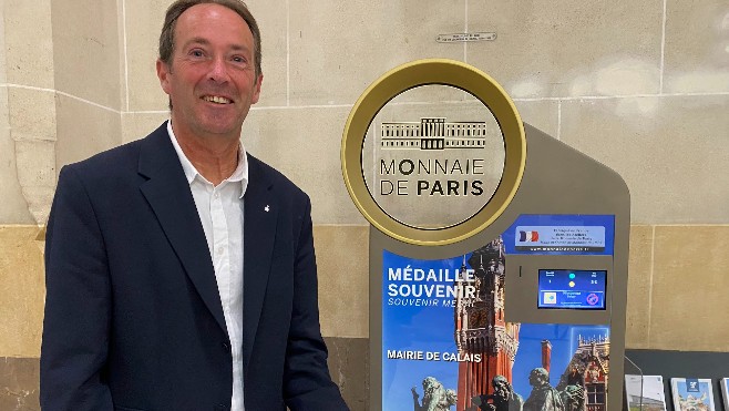 A Calais, un distributeur d'une pièce souvenir de la Monnaie de Paris est dans l'hôtel de ville ! 