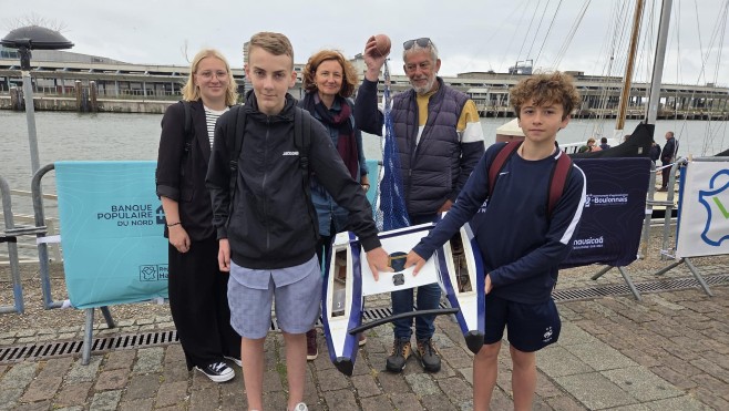 Le Portel: des jeunes créent un catamaran radiocommandé pour repêcher les déchets dans les ports