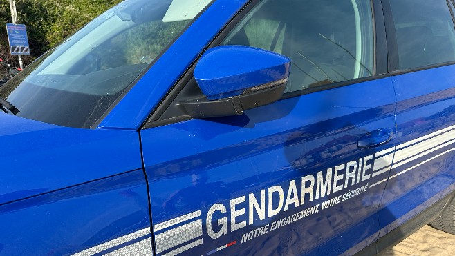 Camiers : une voiture percute un arbre, un blessé et une personne en fuite