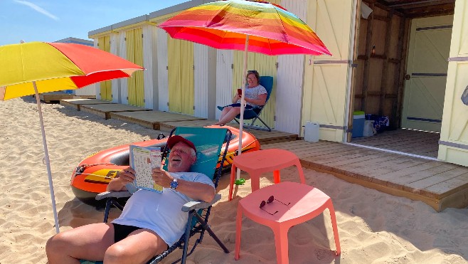 Blériot-Plage : les plagistes profitent à fond des nouveaux chalets, du bar de plage et de l'espace naturel...