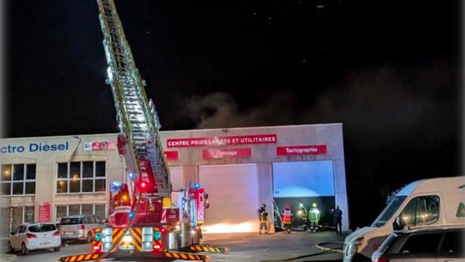 A Calais, un incendie endommage un garage de mécanique automobile zone Marcel Doret.
