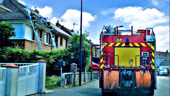 Bourbourg : Des sapeurs-pompiers démontent les tuiles pour un chat coincé dans la toiture !