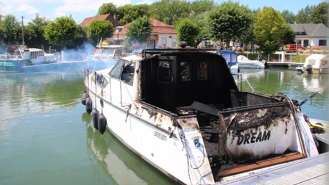 Aire-sur-la-Lys : un bateau ravagé par les flammes au port de plaisance