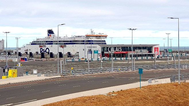 Les doutes sont levés au port de Calais, le trafic des ferries reprend progressivement