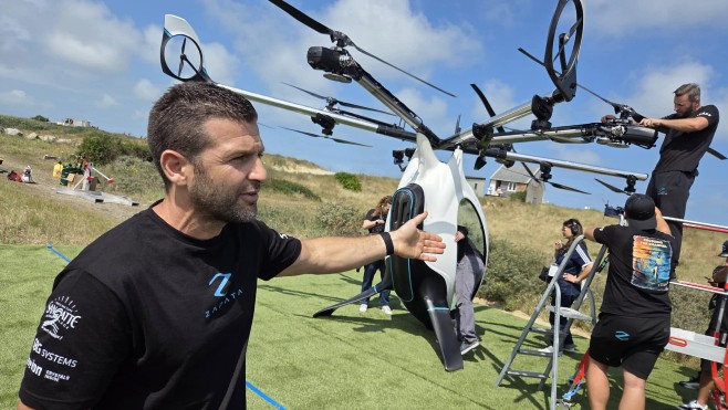 Il voulait traverser la Manche en scooter volant, Franky Zapata est tombé à l'eau