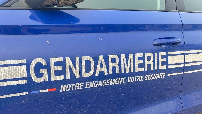 Recques-sur-Hem : une voiture termine dans le fossé, le couple alcoolisé prend la fuite avec son enfant.