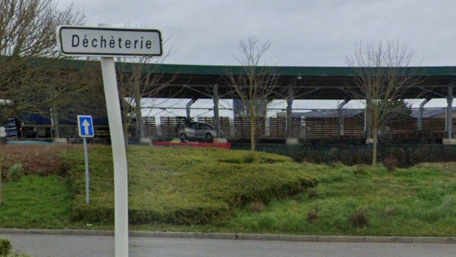 Calais: des migrants dans les bennes de la déchèterie Monod, les agents stoppent le travail