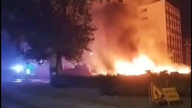 Boulogne-sur-mer : Impressionnant feu sur un chantier de rénovation samedi soir au Chemin Vert.