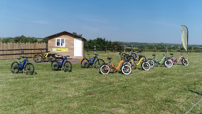 Marquise : le gérant de Deux Caps Découverte sommé d'enlever son chalet et les vélos de son champ !