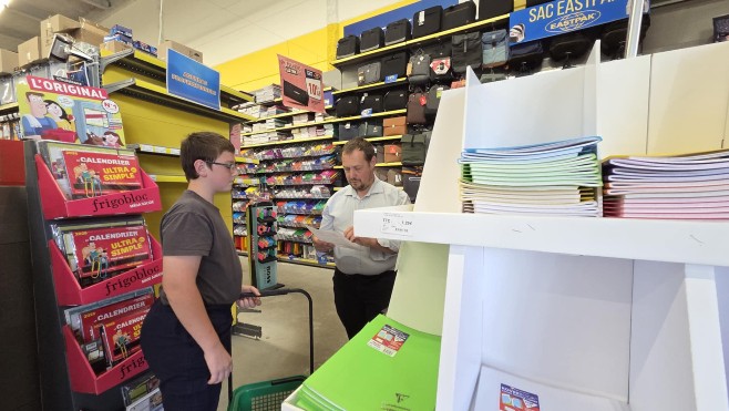 À une semaine de la rentrée, les derniers achats aux rayons des fournitures scolaires