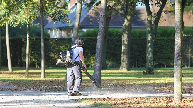 Au Touquet : soufflez les feuilles pour les ramasser, mais en silence s'il vous plait !