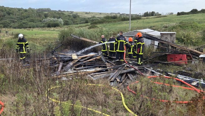 Saint-Étienne-au-Mont: une caravane détruite par les flammes, le voisinage évoque