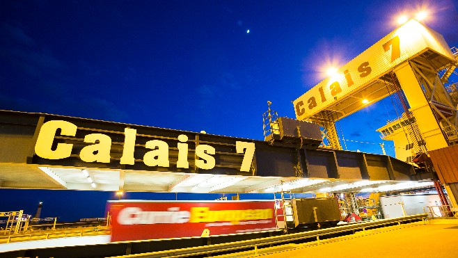 Calais : un migrant découvert caché dans le faux plafond d’un ferry