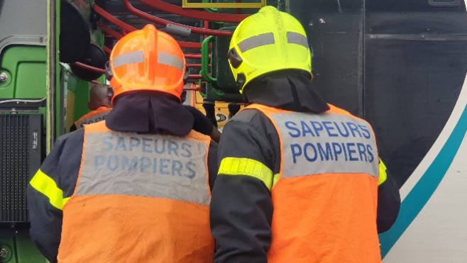 Boulogne-sur-mer : une voiture détruite par les flammes dans le quartier du Chemin vert.