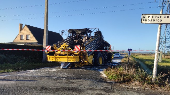 Cappelle-Brouck : une engin agricole ravagé par les flammes.