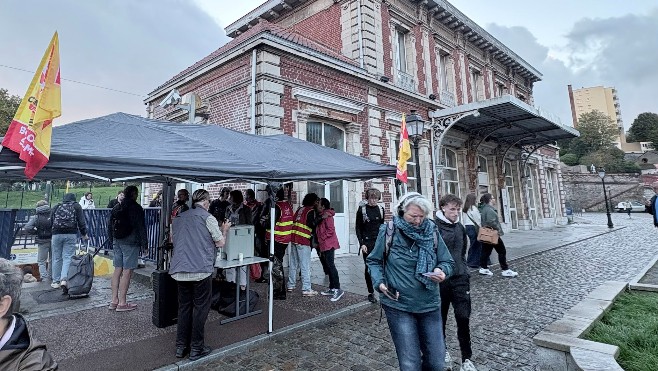 Gares SNCF : Elus boulonnais et CGT font signer des pétitions pour sauver les arrêts et les services dans les petites gares...