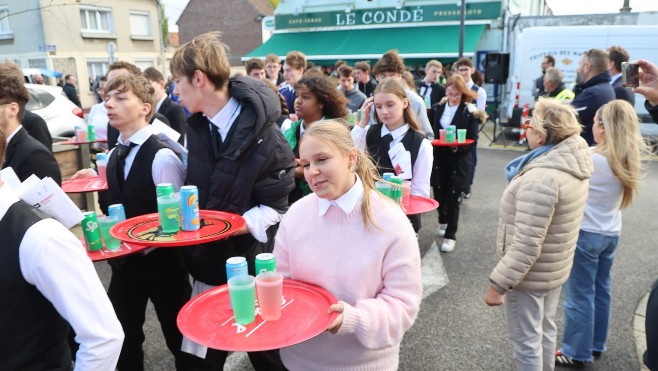 Calais : Toujours dans le vent, il fallait être agile à la course des garçons de café !