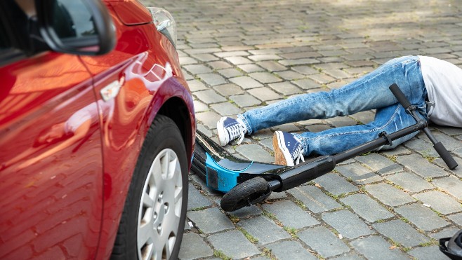 Boulogne: une collision entre une voiture et une trottinette, une jeune femme blessée