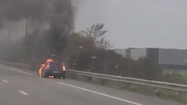 Une voiture a pris feu sur l'A16, les passagers sont indemnes