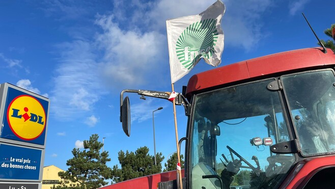 Pourquoi y'avait-il des tracteurs sur le parking du Lidl de Calais (Saint Exupéry) ce vendredi matin ?