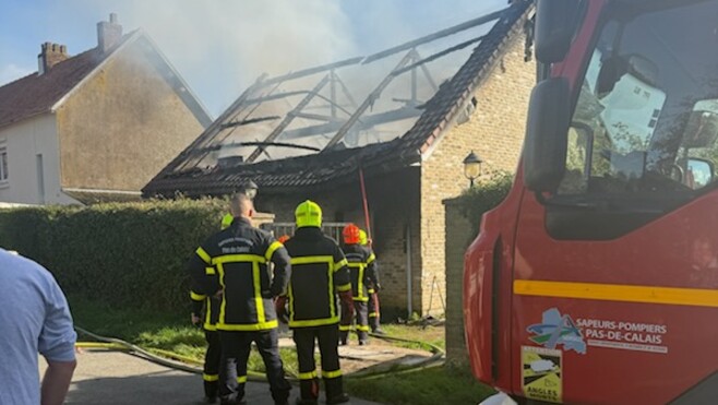 Audembert : un garage ravagé par les flammes, deux véhicules détruits