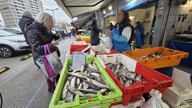 Boulogne: avant la fête du hareng, rencontre avec les gourmands aux étals du quai Gambetta