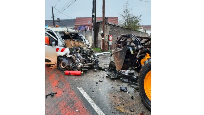 Moulle : un blessé léger dans un spectaculaire accident entre un utilitaire et un engin agricole ! 