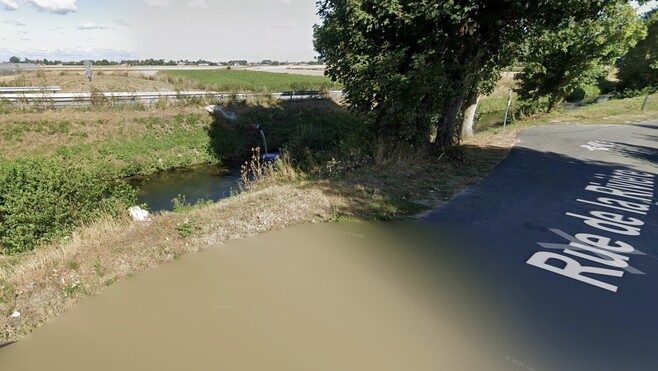 Ardres : une voiture finit dans un fossé, le conducteur prend la fuite