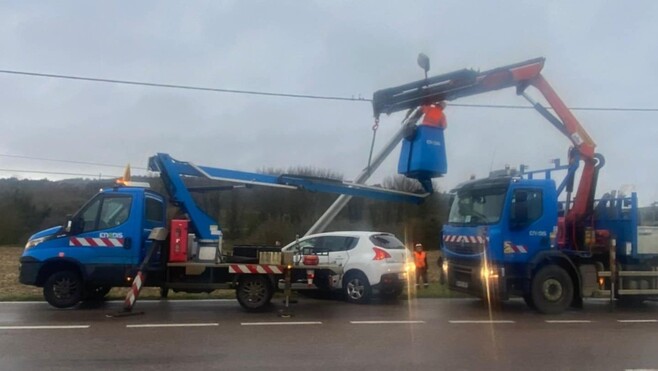 Dannes: une voiture finit sa course contre un poteau électrique, un blessé
