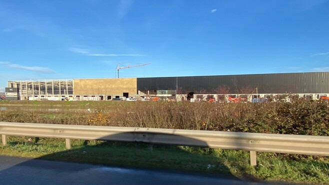 À Marck, les énormes bâtiments de MG Park Calais, visibles le long de l’A16, sont déjà en activité.